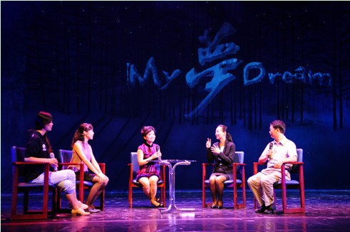 大爱之美—残艺团团长邰丽华揭示千手观音的奥秘在于助人自助（右二为邰丽华）